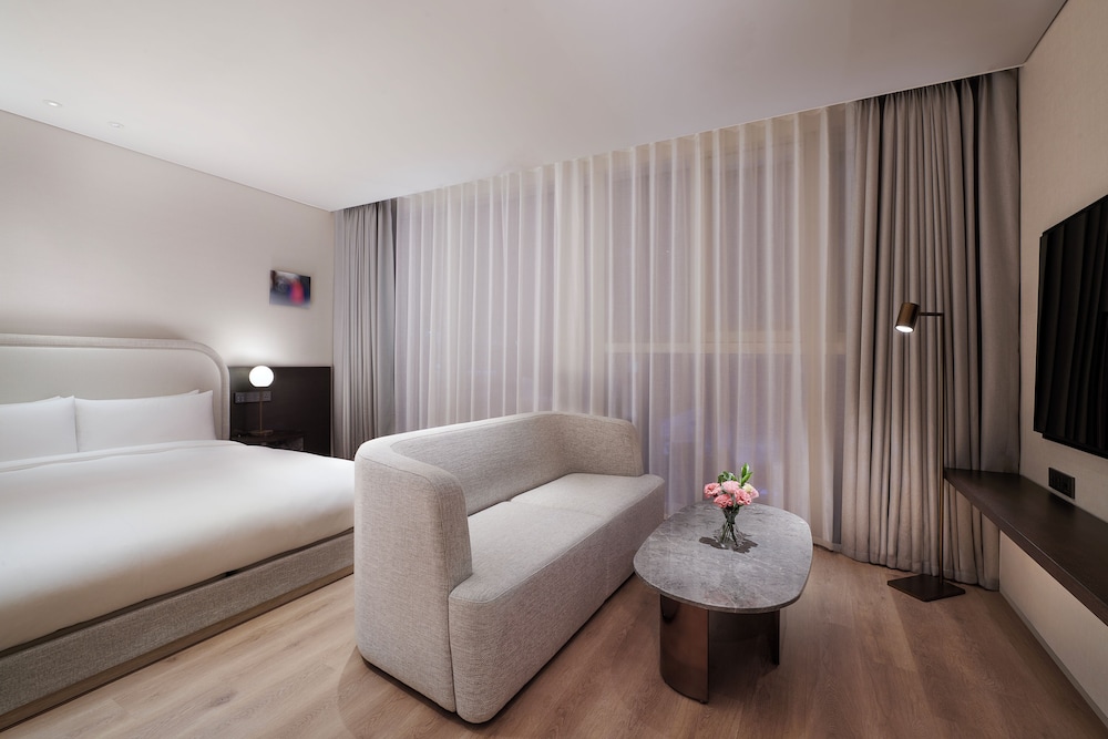 Habitación Superior con 1 cama King y adaptada para huéspedes con discapacidad (sin vistas, plantas 3ª - 5ª) del hotel Naru Seoul MGallery Ambassador. Foto 1