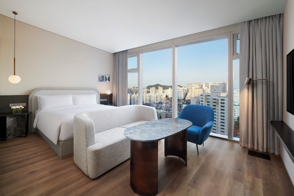 Habitación Premier Namsan con 1 cama King, vistas al monte Namsan del hotel Naru Seoul MGallery Ambassador. Foto 1