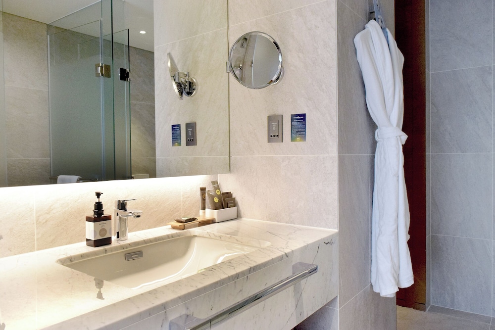 Suite Junior con 1 Cama King y Sofá Cama Premium del hotel Novotel Suites Ambassador Seoul Yongsan - Seoul Dragon City. Foto 2