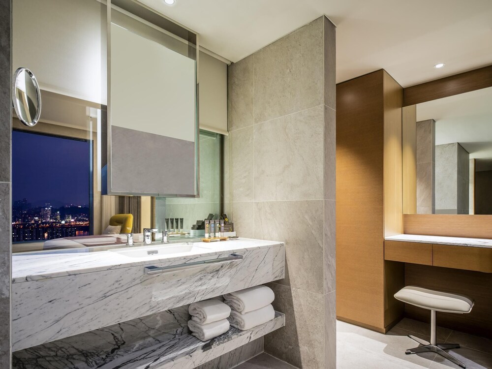 Suite Deluxe con 1 cama King Size del hotel Novotel Suites Ambassador Seoul Yongsan - Seoul Dragon City. Foto 2