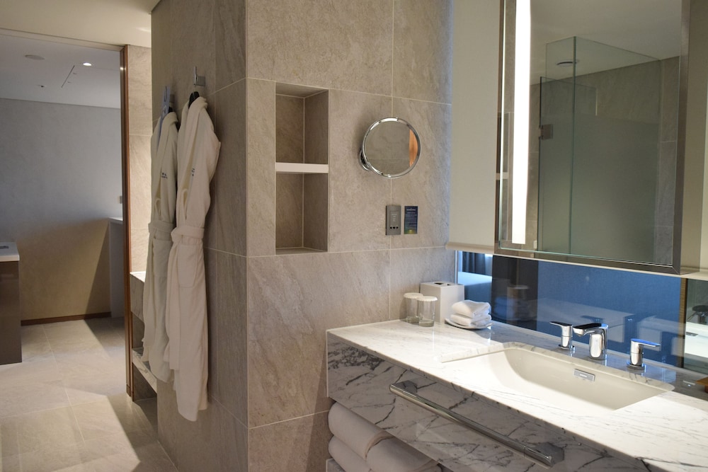 Suite Deluxe con 1 cama King Size del hotel Novotel Suites Ambassador Seoul Yongsan - Seoul Dragon City. Foto 4