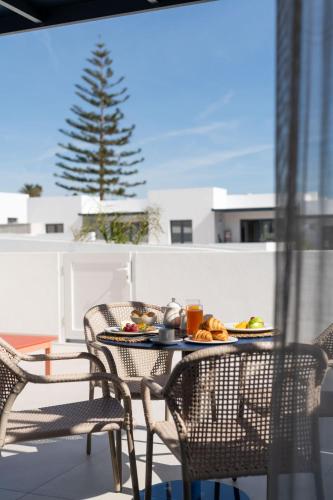 Apartamento con vistas a la piscina del hotel Nazaret Beach - Adults only. Foto 26