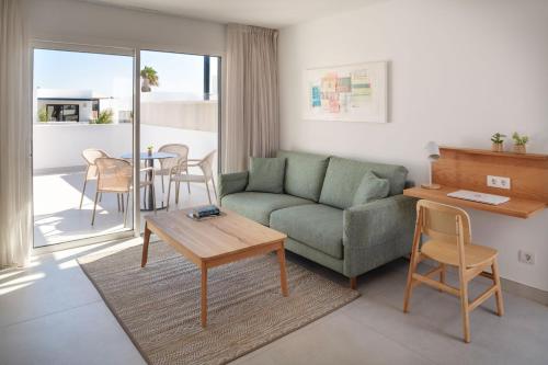 Apartamento con vistas a la piscina del hotel Nazaret Beach - Adults only. Foto 30