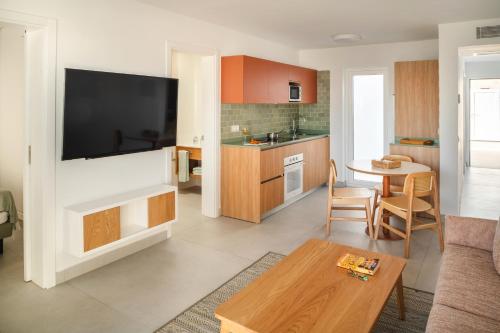 Apartamento con vistas a la piscina del hotel Nazaret Beach - Adults only. Foto 35