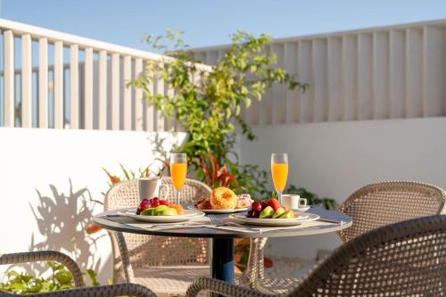 Apartamento con vistas a la piscina del hotel Nazaret Beach - Adults only. Foto 37