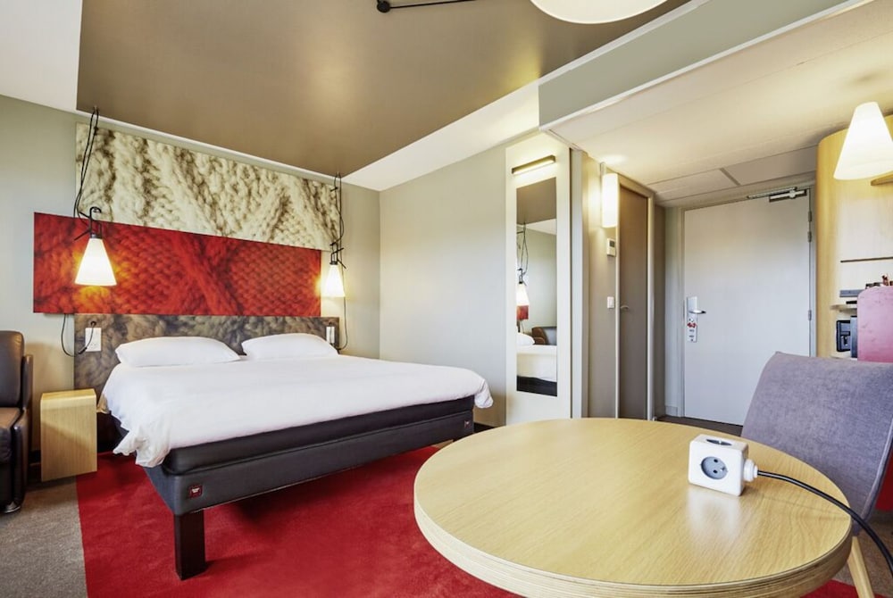 Habitación premium con 1 cama doble y 1 sofá - cama individual del hotel Ibis Le Havre Centre. Foto 1