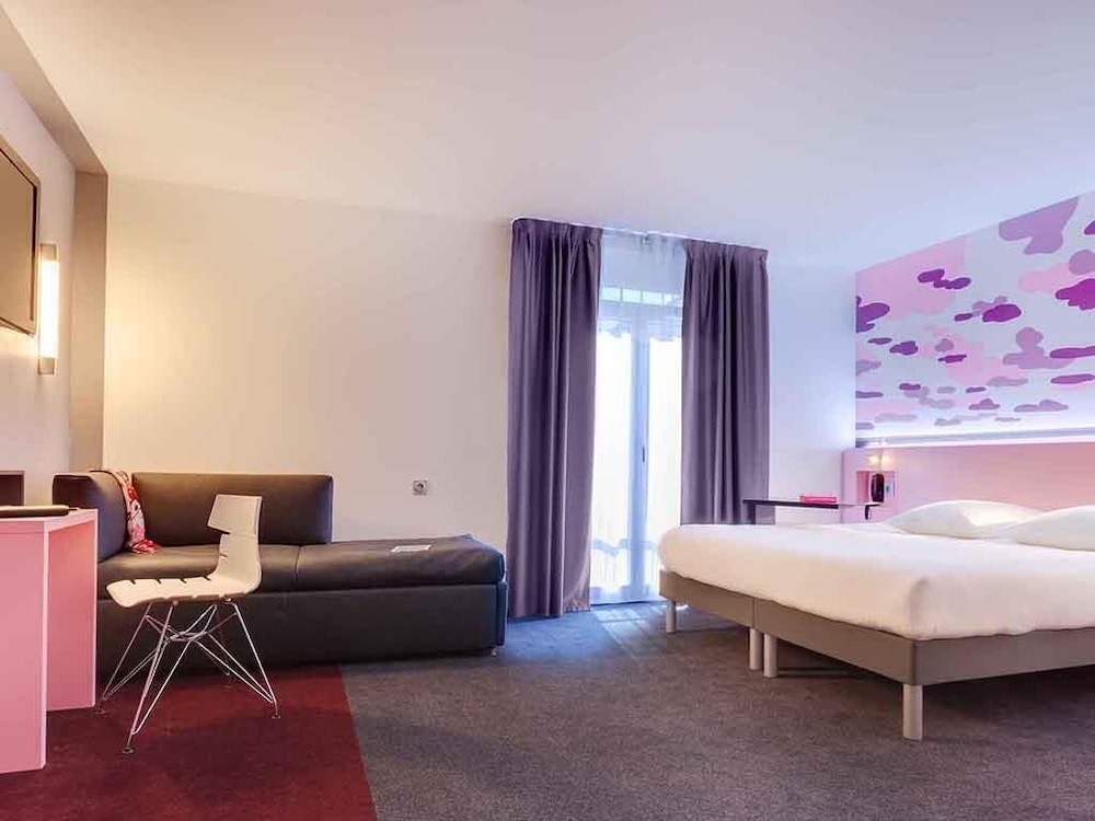 Habitación Standard con 3 camas individuales del hotel Ibis Styles Nantes Centre Gare. Foto 1