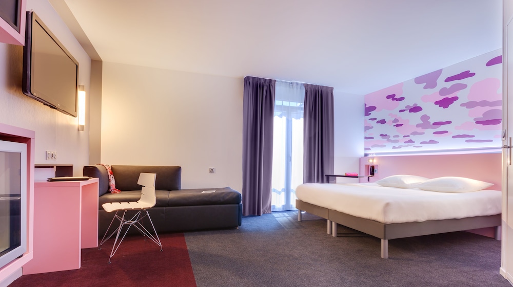 Suite familiar Standard con una cama doble y un sofá cama doble del hotel Ibis Styles Nantes Centre Gare. Foto 1