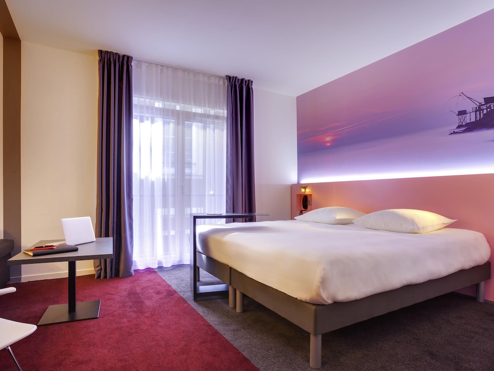 Suite familiar Standard con una cama doble y un sofá cama doble del hotel Ibis Styles Nantes Centre Gare. Foto 2