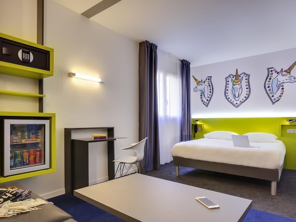 Suite familiar Standard con una cama doble y un sofá cama doble del hotel Ibis Styles Nantes Centre Gare. Foto 3