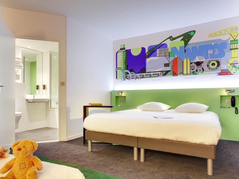 Suite familiar Standard con una cama doble y un sofá cama doble del hotel Ibis Styles Nantes Centre Gare. Foto 4