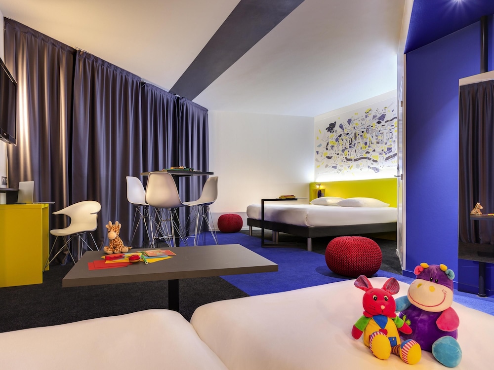 Suite familiar Standard con una cama doble y dos camas individuales del hotel Ibis Styles Nantes Centre Gare