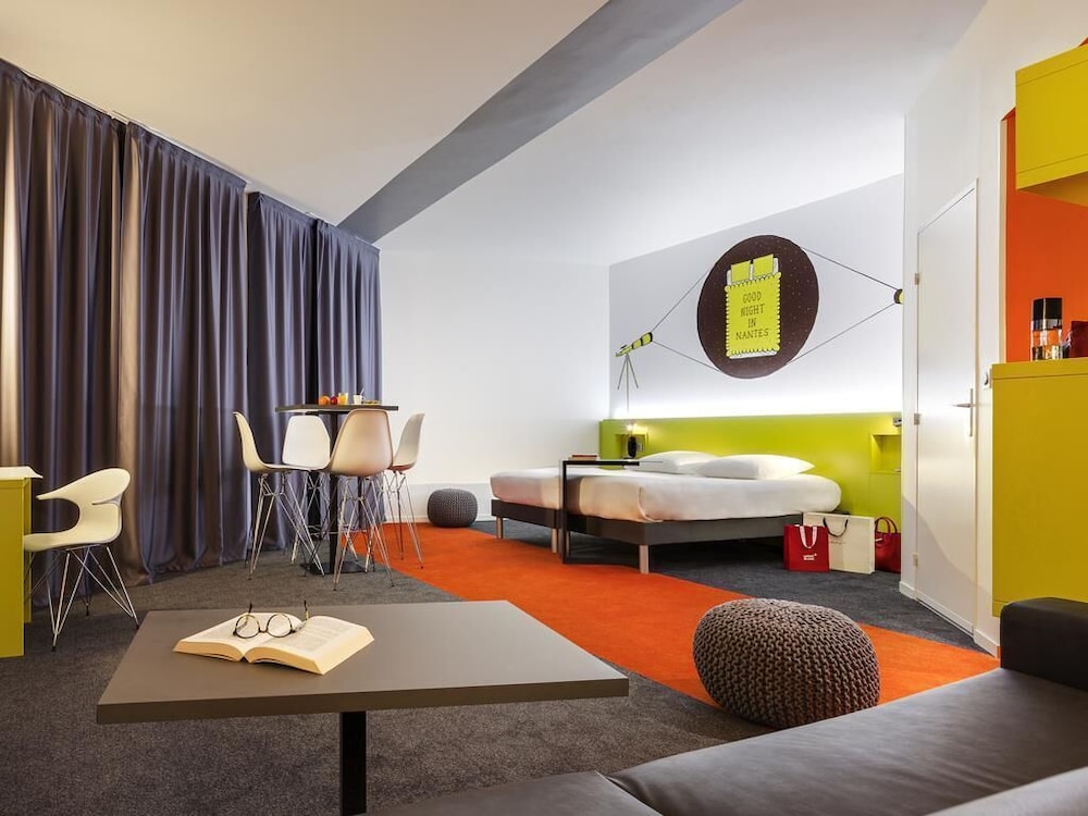 Suite familiar Standard con una cama doble y dos camas individuales del hotel Ibis Styles Nantes Centre Gare. Foto 1