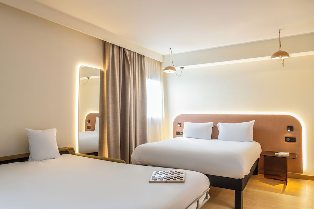 Habitación Familiar con 1 cama doble y sofá cama del hotel Ibis Styles Marseille Palais Des Congres - Vélodrome. Foto 1