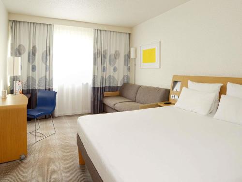 Habitación Classic - Una cama doble y un sofá cama individual del hotel Novotel Toulouse Purpan Aéroport. Foto 1