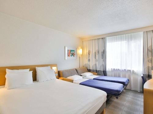 Habitación Classic - Una cama doble y un sofá cama individual del hotel Novotel Toulouse Purpan Aéroport. Foto 3