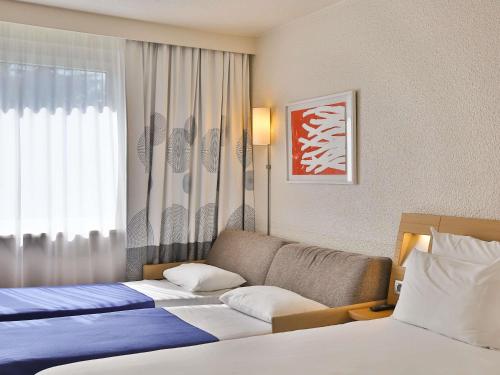 Habitación Classic - Una cama doble y un sofá cama individual del hotel Novotel Toulouse Purpan Aéroport. Foto 4
