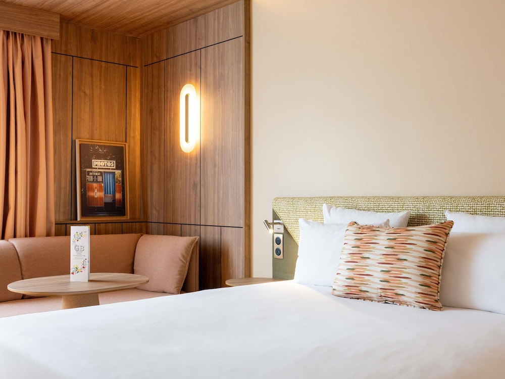 Habitación Superior reformada con una cama doble y un sofá cama doble del hotel Novotel Toulouse Purpan Aéroport. Foto 2