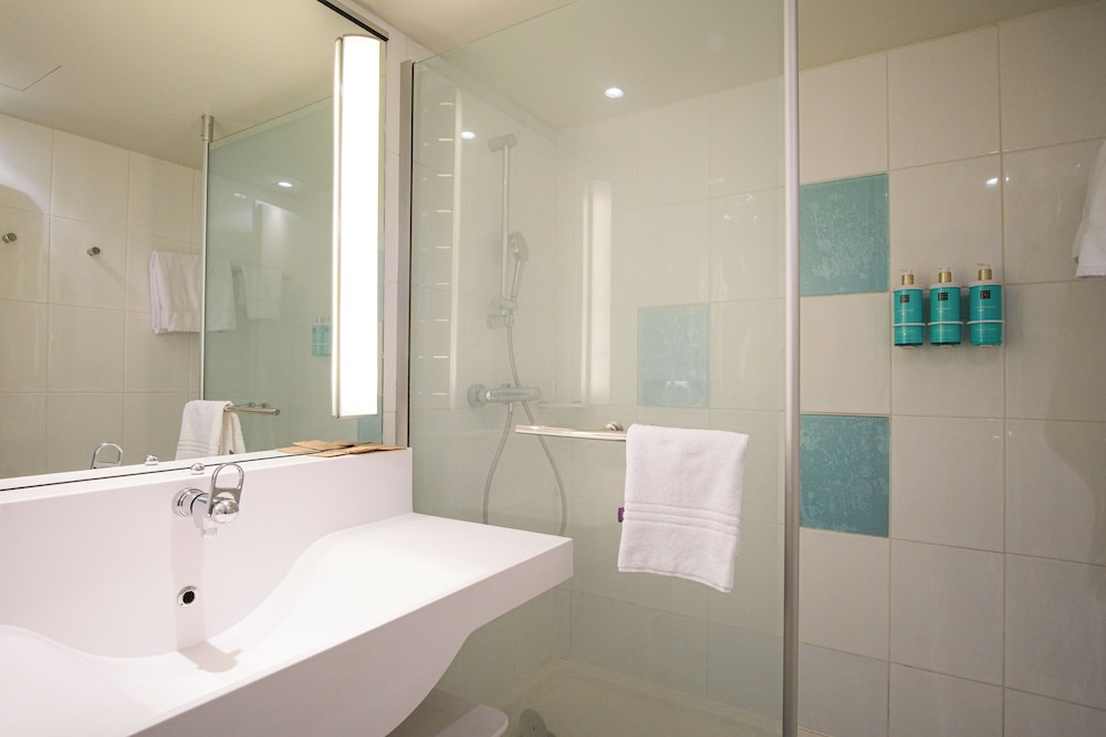 Habitación Superior reformada con una cama doble y un sofá cama doble del hotel Novotel Toulouse Purpan Aéroport. Foto 3