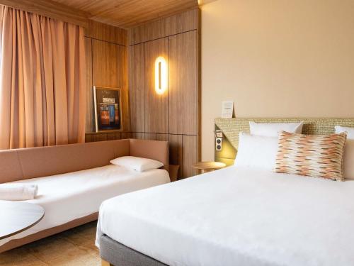Habitación Superior reformada con 1 cama doble y un sofá cama individual del hotel Novotel Toulouse Purpan Aéroport. Foto 1