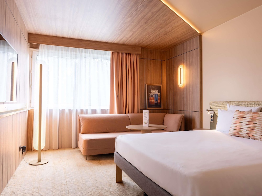Habitación Executive - Una cama doble y sofá cama individual del hotel Novotel Toulouse Purpan Aéroport