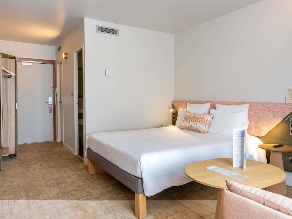 Habitación Executive - Una cama doble y sofá cama individual del hotel Novotel Toulouse Purpan Aéroport. Foto 1