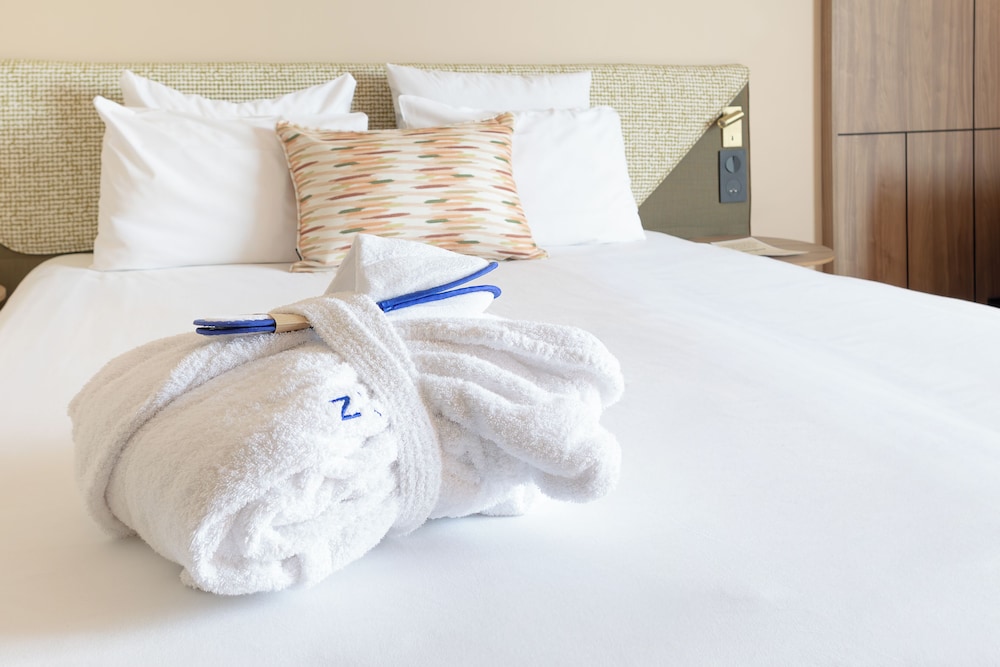 Habitación Executive - Una cama doble y sofá cama individual del hotel Novotel Toulouse Purpan Aéroport. Foto 4