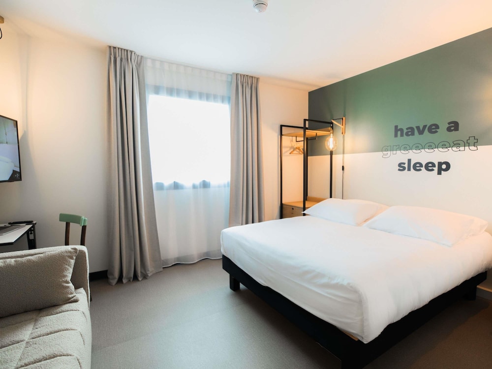 Habitación Pop Plus con 1 cama doble y 1 sofá modular del hotel Greet Brest Aéroport