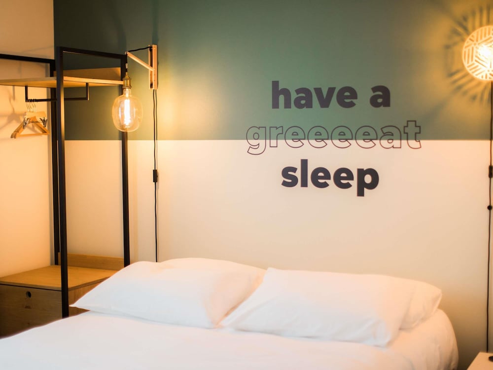 Habitación Pop Plus con 1 cama doble y 1 sofá modular del hotel Greet Brest Aéroport. Foto 4