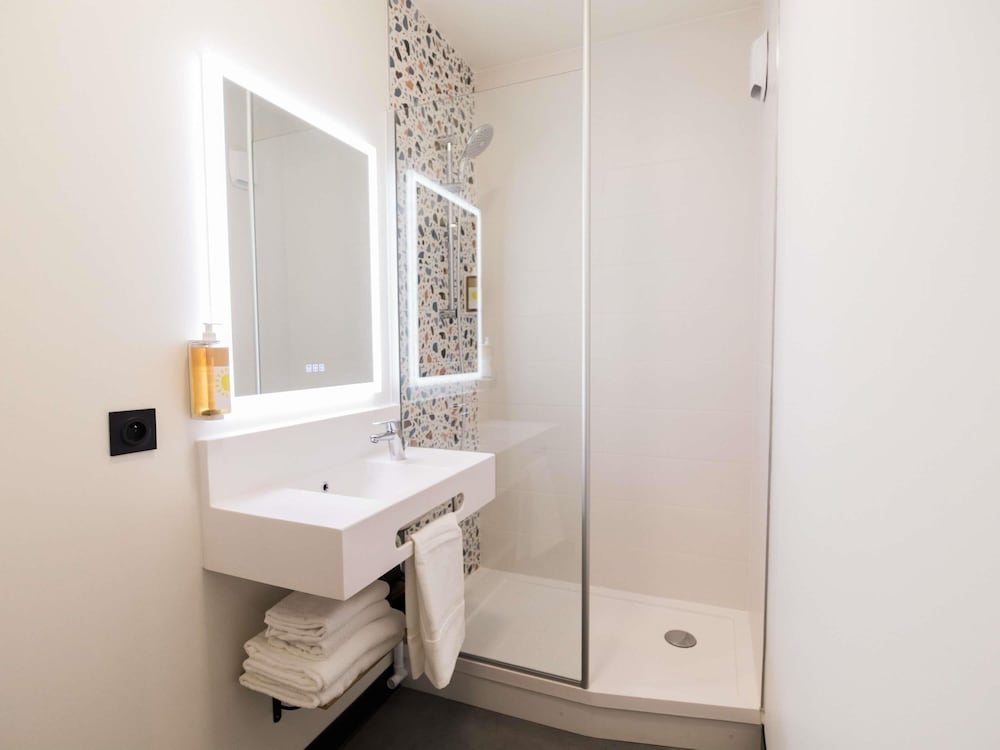 Habitación Pop Plus con 1 cama doble y 1 sofá modular del hotel Greet Brest Aéroport. Foto 5
