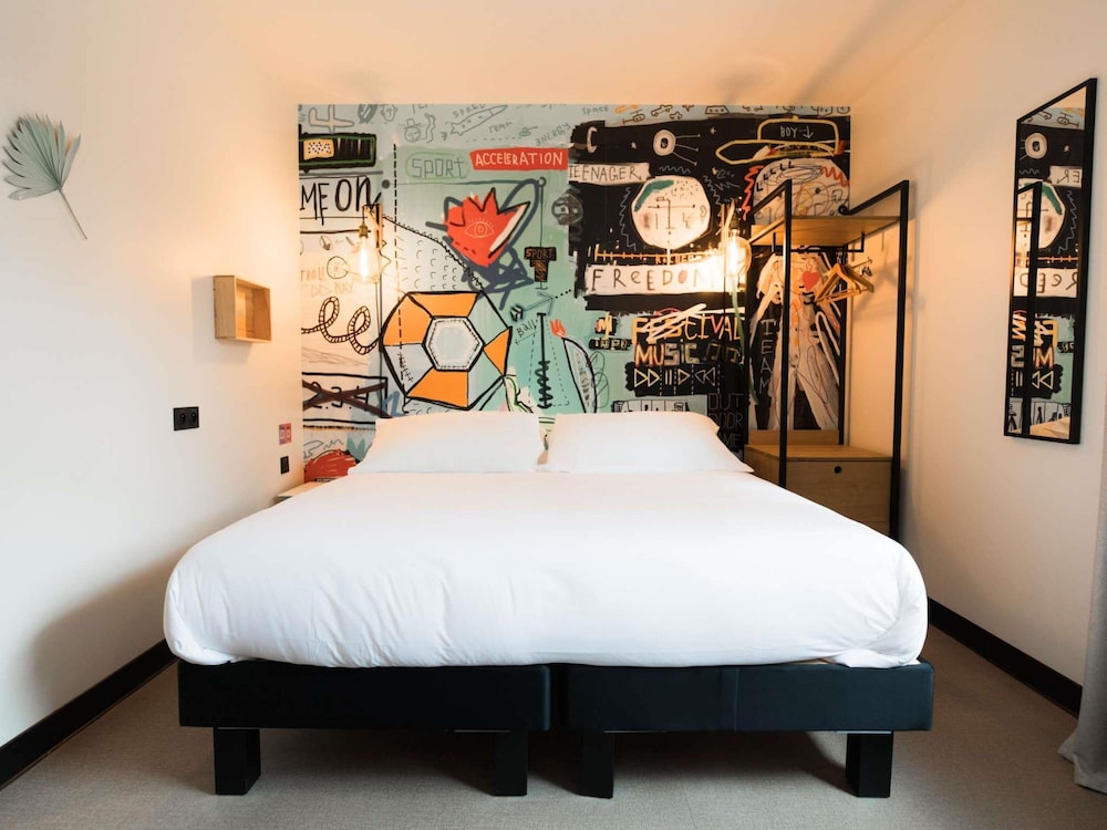 Habitación Pop Plus con 1 cama doble y 1 sofá modular del hotel Greet Brest Aéroport. Foto 7
