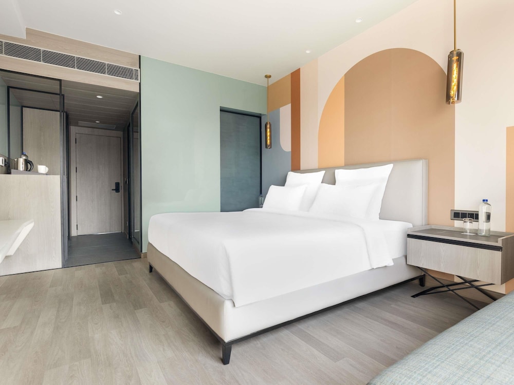 Habitación clásica con 1 cama doble y sofá del hotel Mercure Chandigarh Tribune Chowk