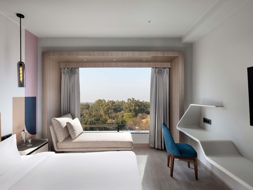 Habitación clásica con 1 cama doble y sofá del hotel Mercure Chandigarh Tribune Chowk. Foto 1