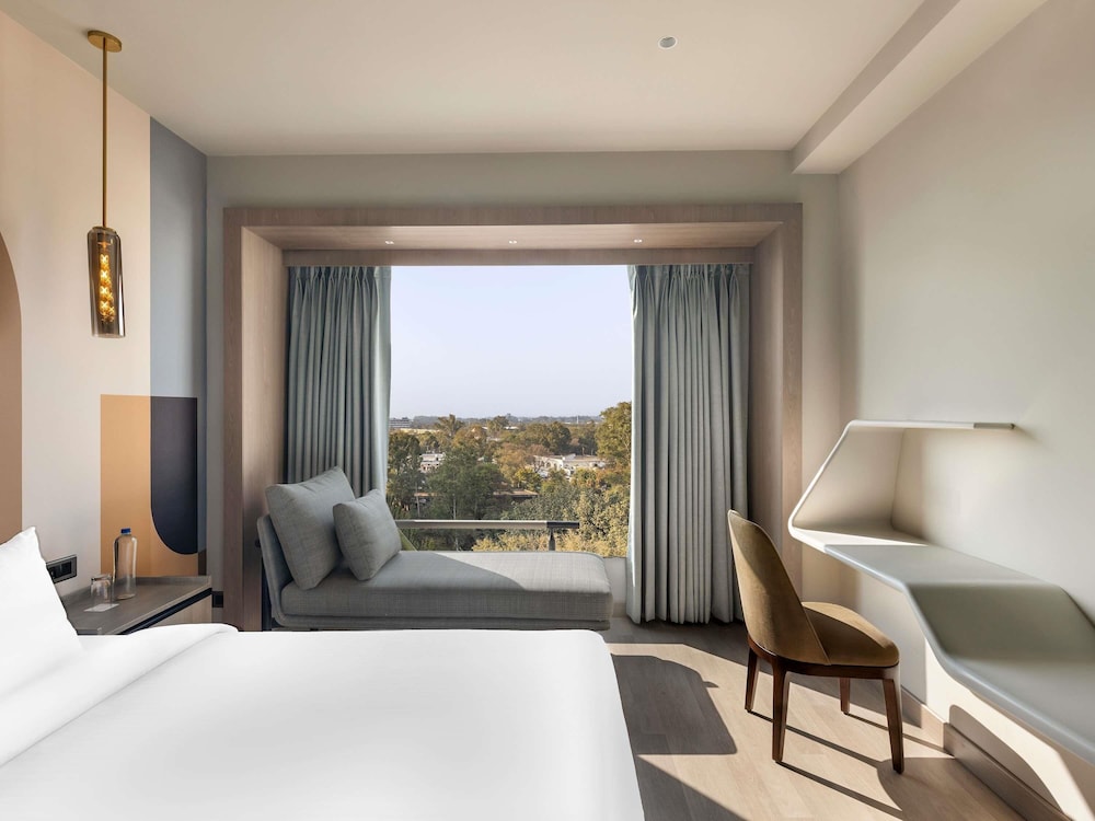 Habitación clásica con 1 cama doble y sofá del hotel Mercure Chandigarh Tribune Chowk. Foto 3