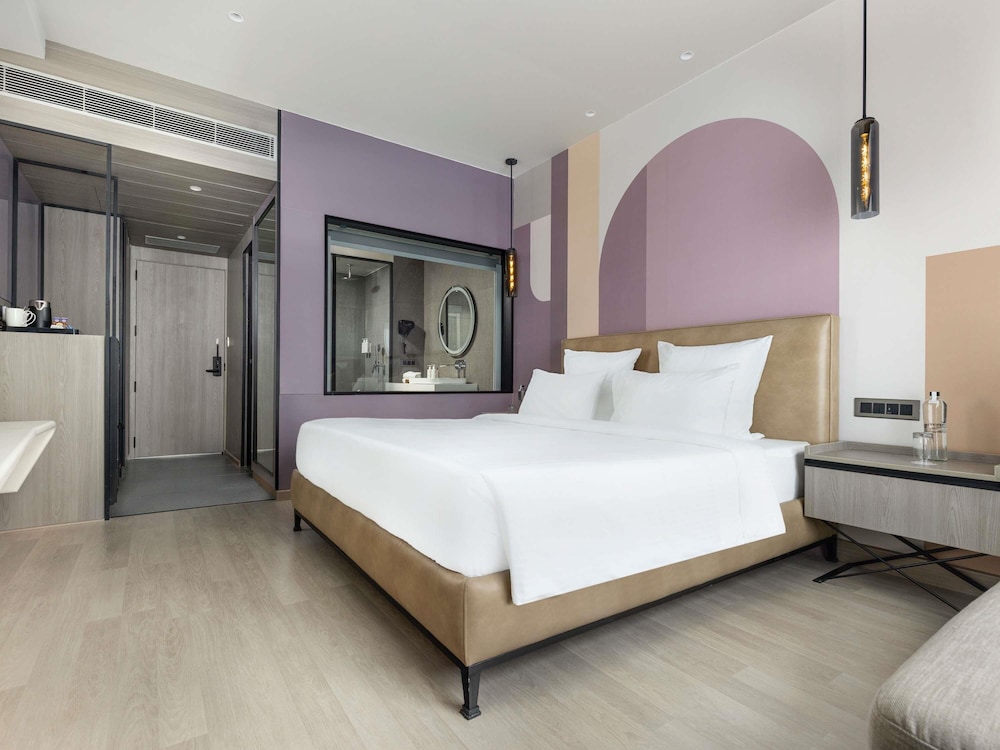 Habitación clásica con 1 cama doble y sofá del hotel Mercure Chandigarh Tribune Chowk. Foto 4