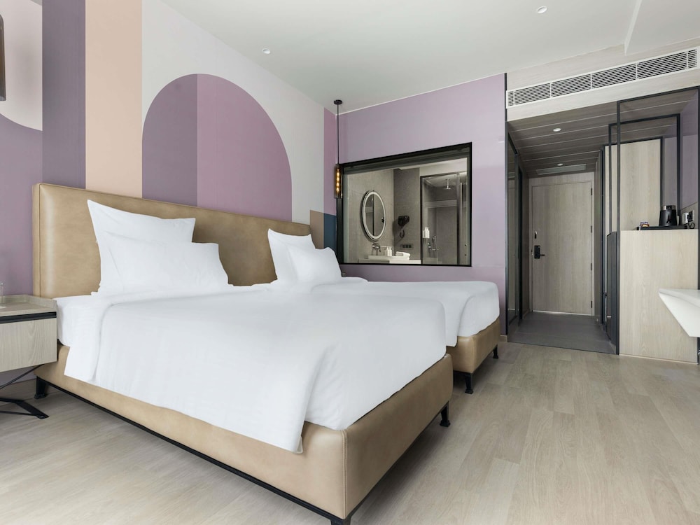 Habitación Clásica con 2 camas individuales y sofá del hotel Mercure Chandigarh Tribune Chowk. Foto 1