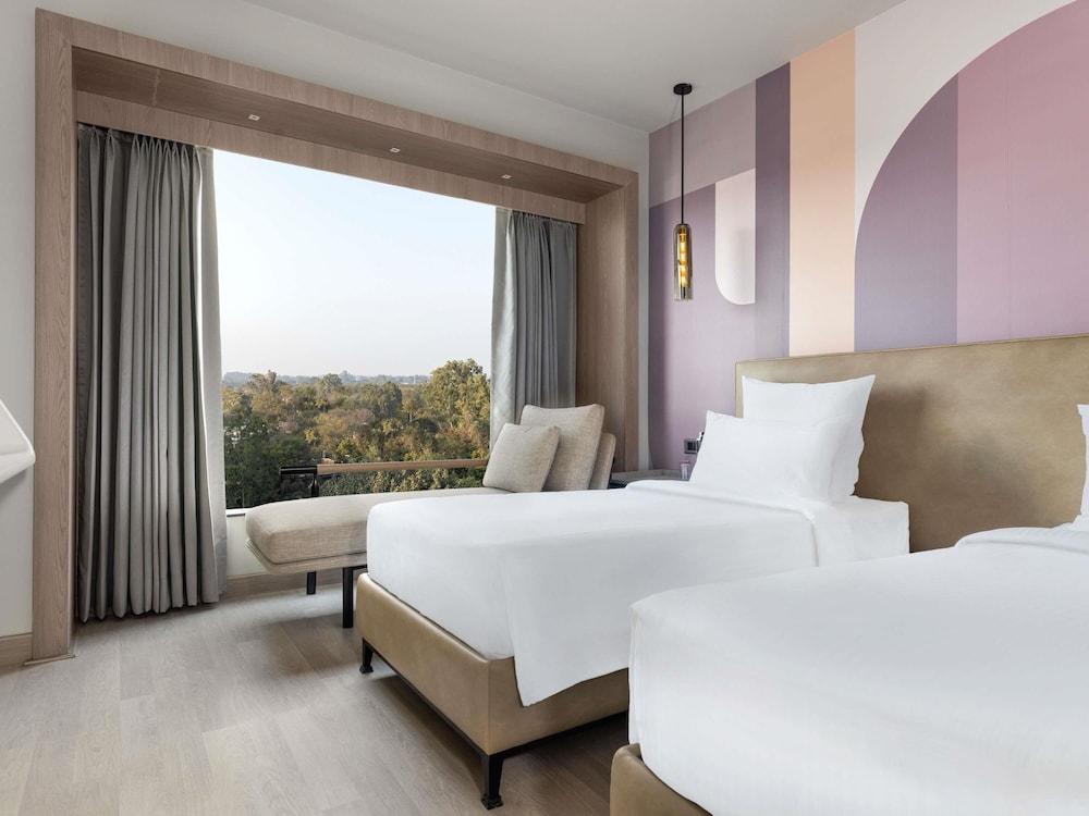 Habitación Clásica con 2 camas individuales y sofá del hotel Mercure Chandigarh Tribune Chowk. Foto 2