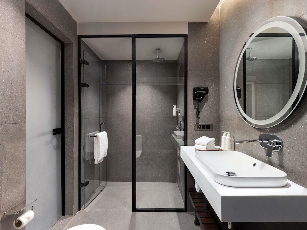 Habitación Clásica con 2 camas individuales y sofá del hotel Mercure Chandigarh Tribune Chowk. Foto 3