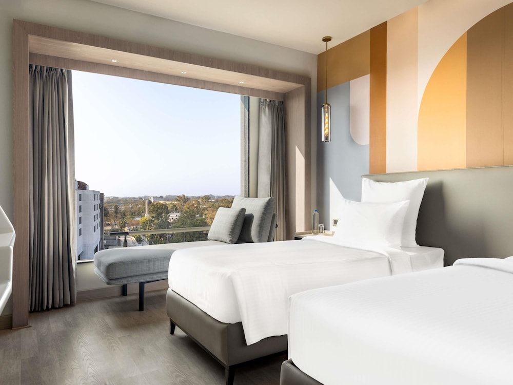 Habitación Clásica con 2 camas individuales y sofá del hotel Mercure Chandigarh Tribune Chowk. Foto 4