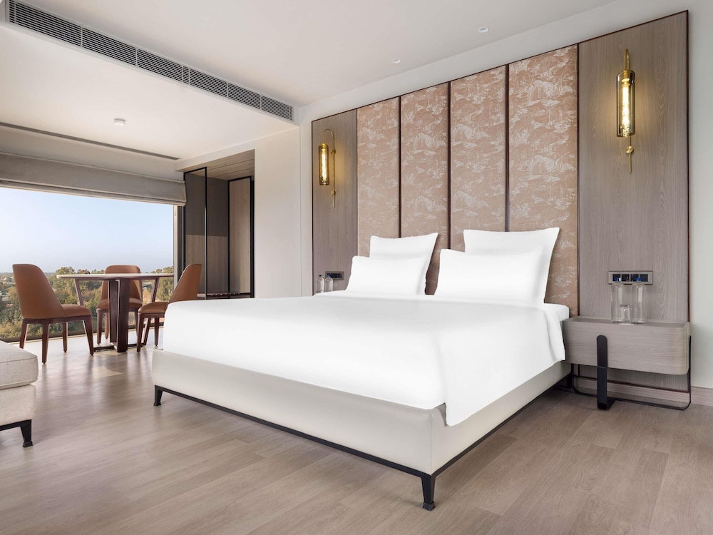 Suite Junior con 1 cama doble y Sofá del hotel Mercure Chandigarh Tribune Chowk