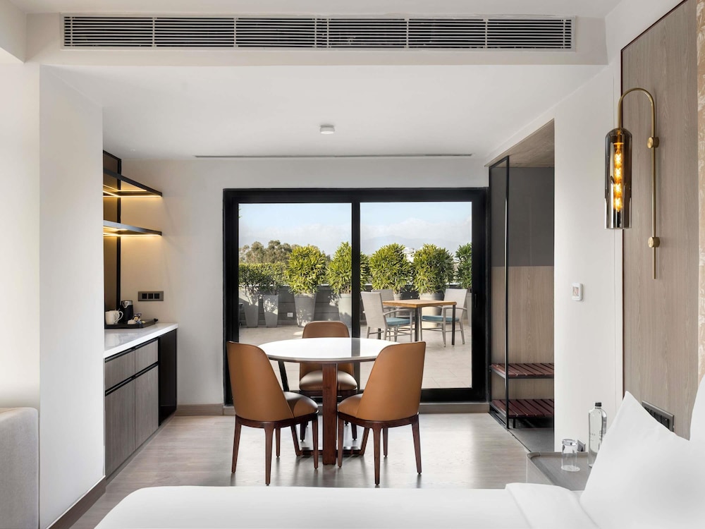 Suite Superior con 1 cama doble, con balcón del hotel Mercure Chandigarh Tribune Chowk. Foto 3