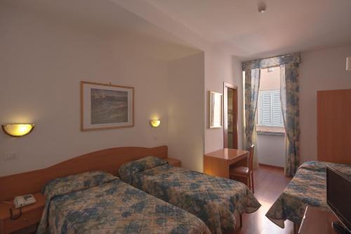 Habitación Triple del hotel Tirreno. Foto 1