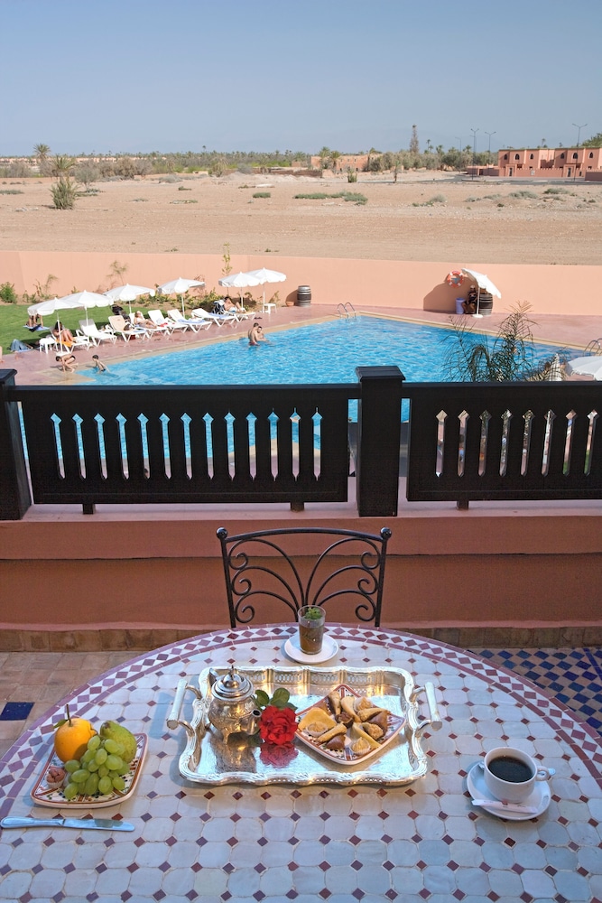 Habitación estándar con 2 camas individuales del hotel Ibis Marrakech Palmeraie. Foto 1