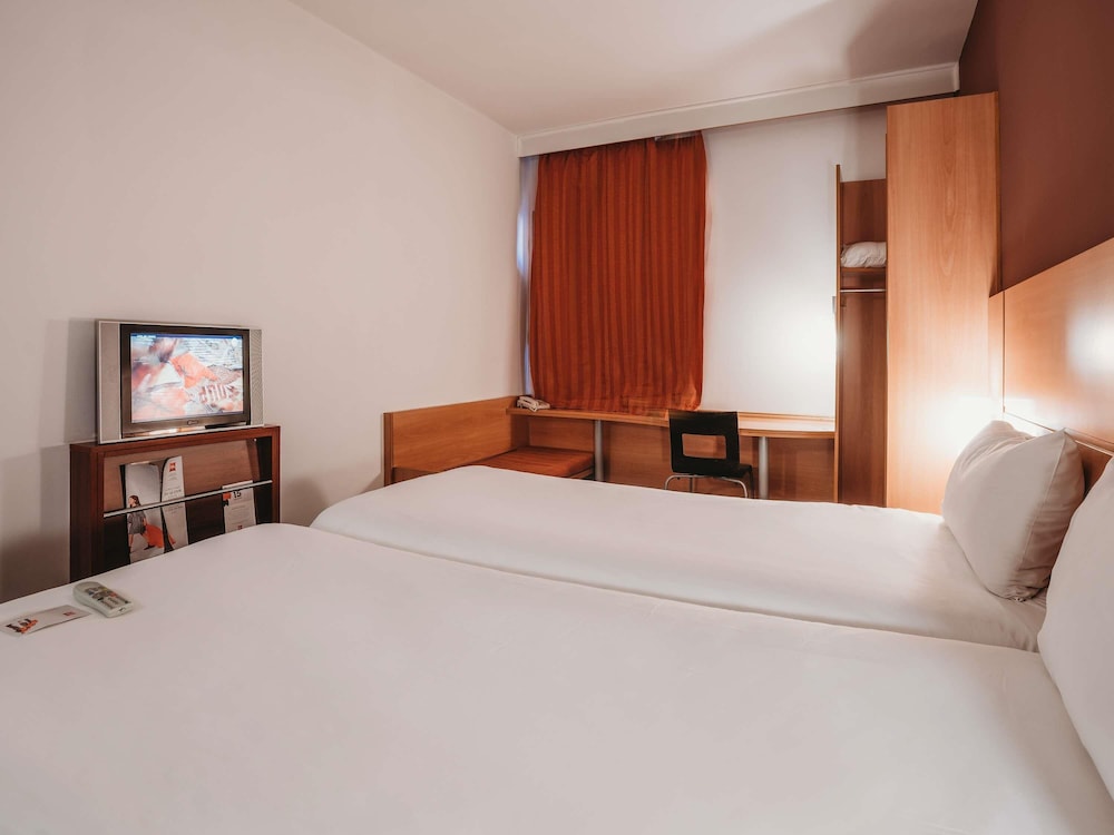 Habitación estándar con 2 camas individuales del hotel Ibis Marrakech Palmeraie. Foto 4