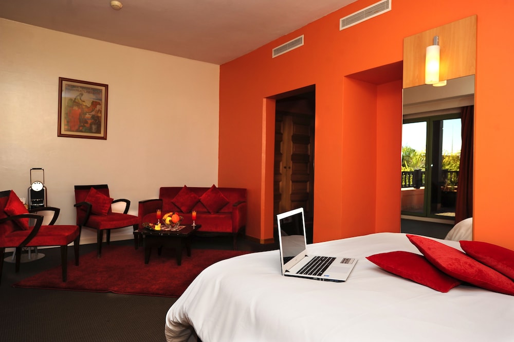 Suite Junior con 1 cama doble y Sofá del hotel Ibis Marrakech Palmeraie. Foto 1