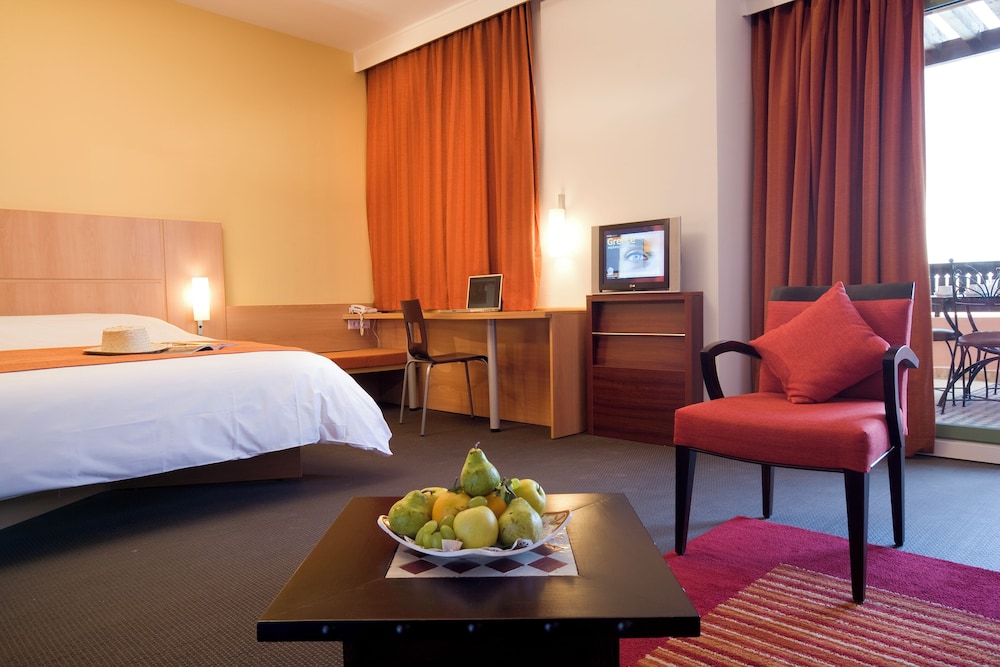 Suite Junior con 1 cama doble y Sofá del hotel Ibis Marrakech Palmeraie. Foto 2