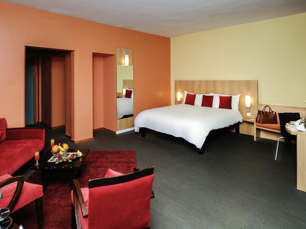 Suite Junior con 1 cama doble y Sofá del hotel Ibis Marrakech Palmeraie. Foto 3