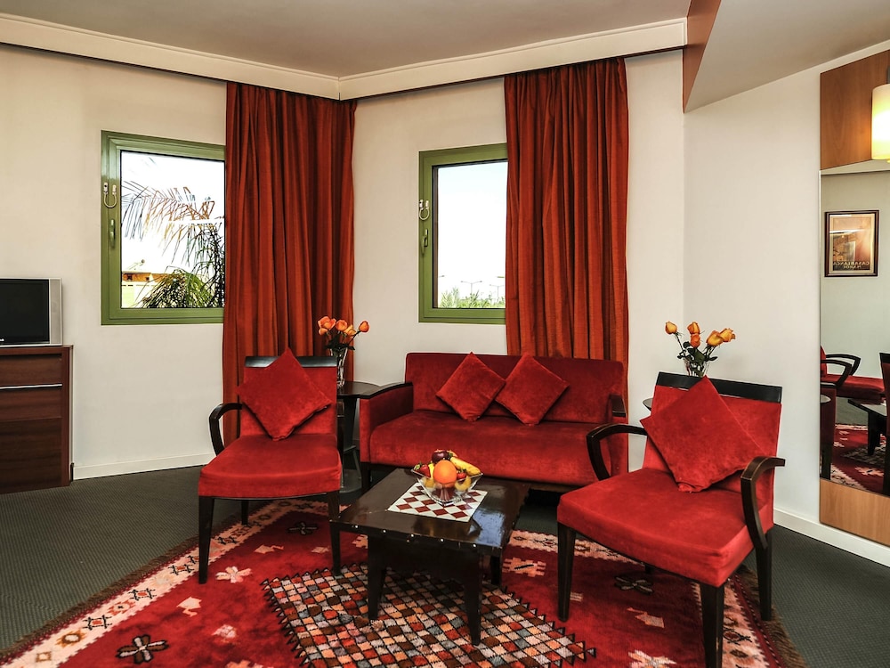 Suite Junior con 1 cama doble y Sofá del hotel Ibis Marrakech Palmeraie. Foto 5