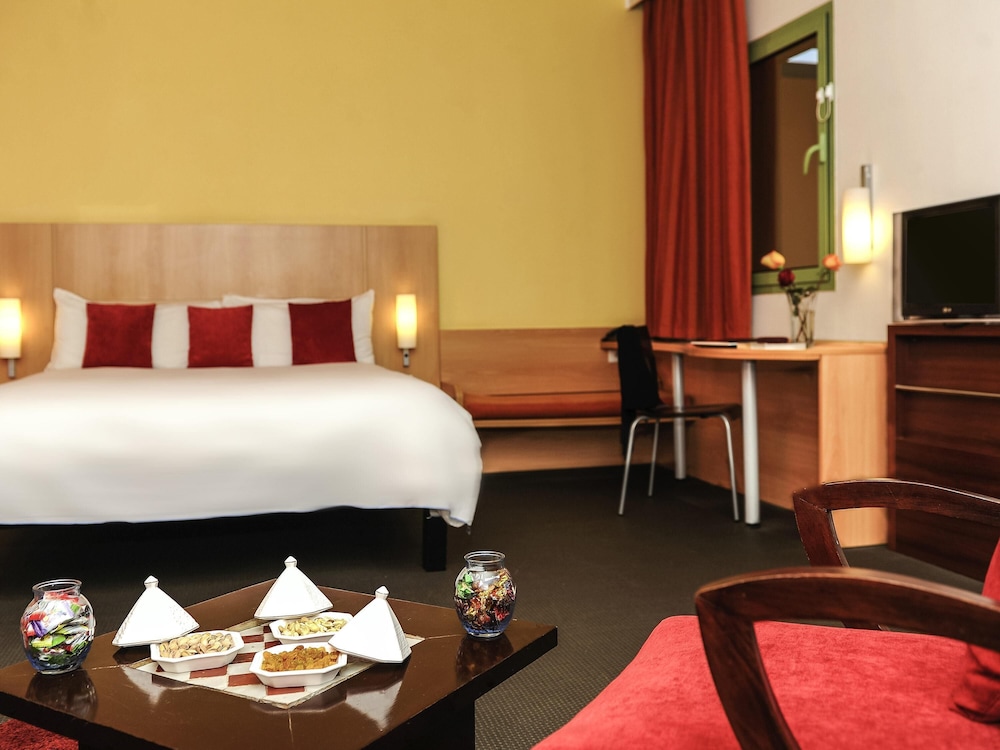 Suite junior con cama doble, vistas a la montaña del hotel Ibis Marrakech Palmeraie