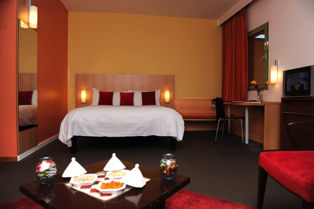 Suite junior con cama doble, vistas a la montaña del hotel Ibis Marrakech Palmeraie. Foto 1